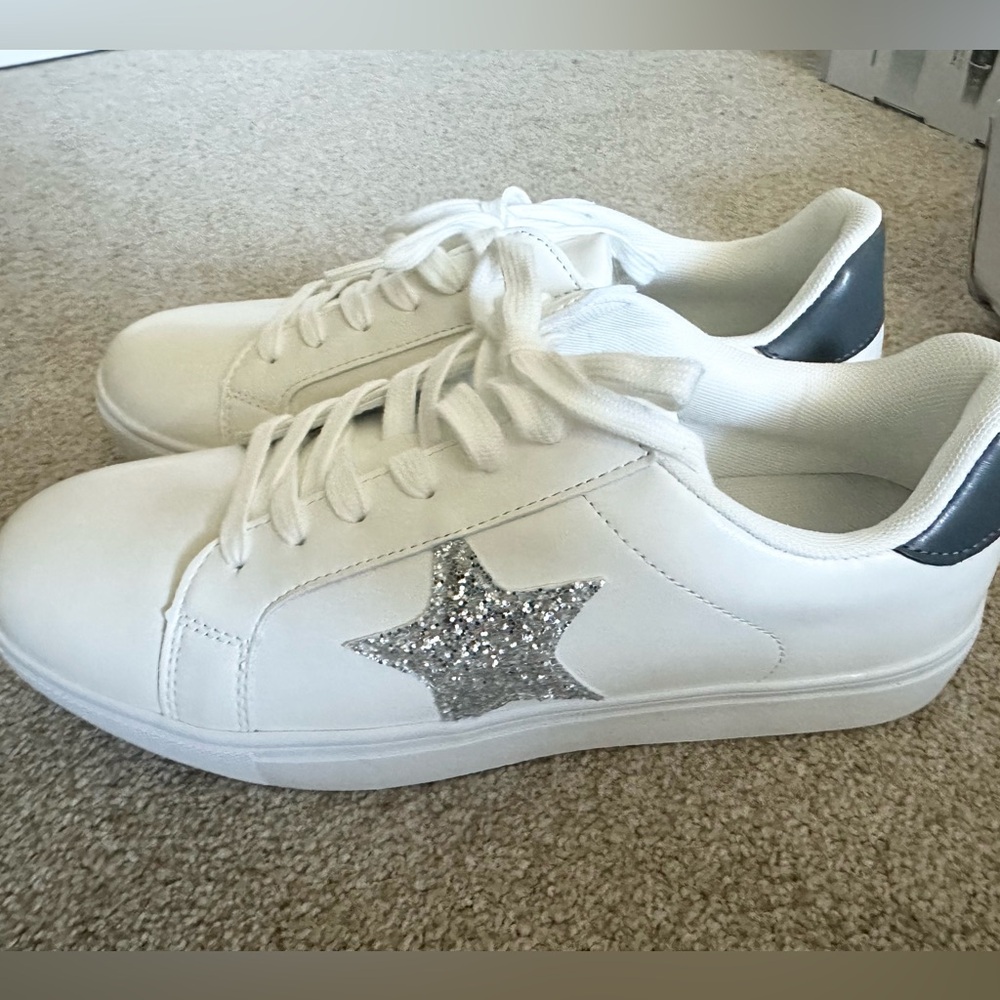 VENUS women’s white lace up Star sneakers